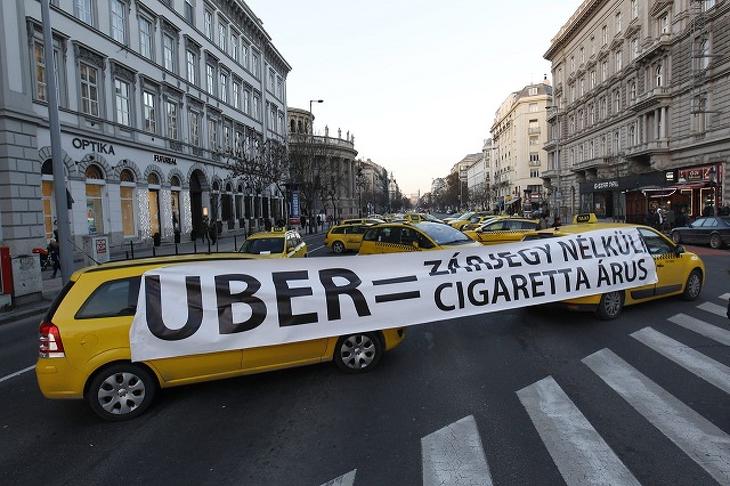 Budapesti taxis demonstráció az Uber ellen 2016-ban. Fotó: MTI
