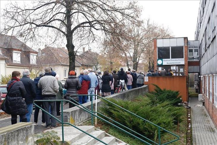 Koronavírus elleni oltásra várakozók a Kanizsai Dorottya Kórházban Nagykanizsán 2021. november 22-én. (Fotó: MTI/Varga György)