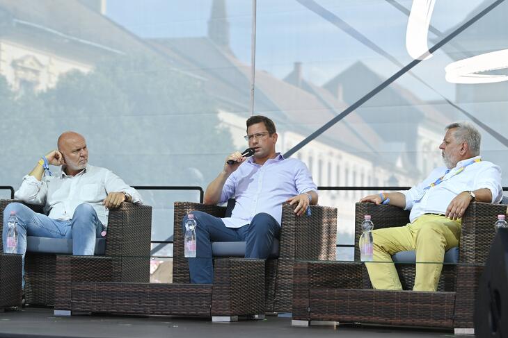 Világi Oszkár, a Slovnaft elnök-vezérigazgatója, Gulyás Gergely Miniszterelnökséget vezető miniszter és Lánczi András Széchenyi-díjas filozófus az MCC Feszten 2023. július 29-én. 