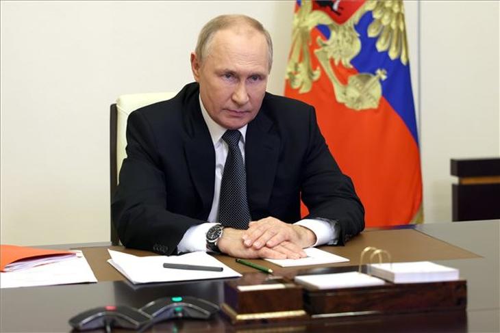 Nem csak riogatott, alá is írta. Fotó: MTI/AP/Szputnyik/Kreml pool/Szergej Iljin