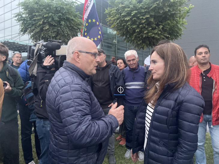 Császár Attila, az állami média munkatársa kérdezi Dávid Dórát, a Tisza Párt EP-képviselőjét