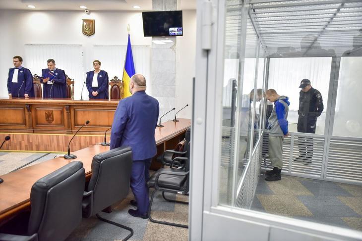 Életfogytiglani börtönbüntetésre ítélték az első orosz őrmestert Kijevben 2022. május 23-án. Fotó: MTI/EPA