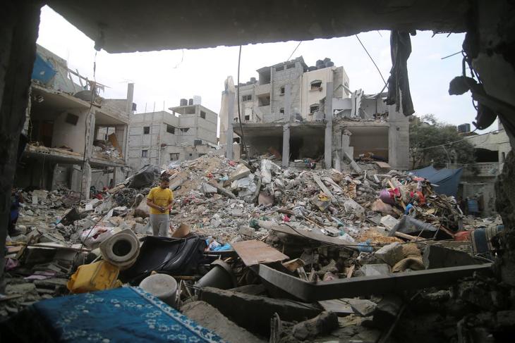 Izraeli légitámadásban megsemmisült ház romjainál palesztin férfi a Gázai övezet déli részén lévő rafahi menekülttáborban 2023. október 9-én