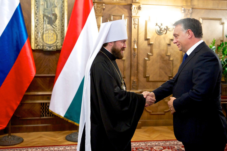 Hilarion metropolita és Orbán Viktor miniszterelnök kezet fognak
