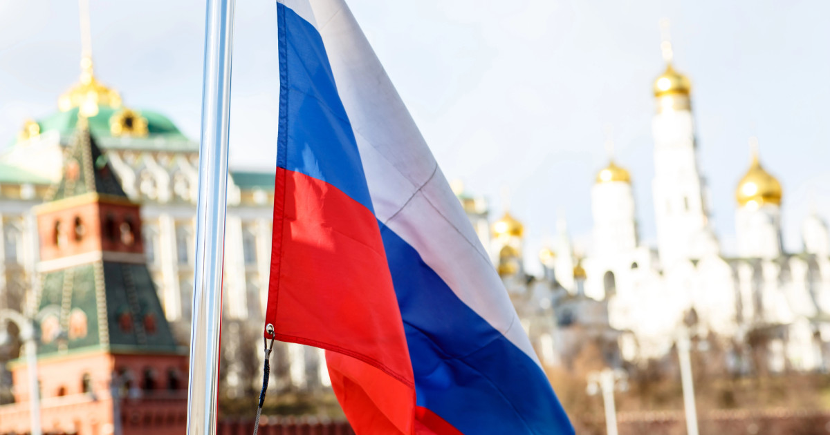 Orosz zászló, háttérben a Kreml
