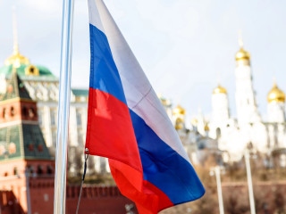 Orosz zászló, háttérben a Kreml
