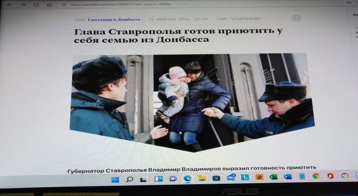 Egy menekült anya a kisgyermekével az egyik Ukrajnához közeli orosz város pályaudvarán (fotó: smotrim.ru)