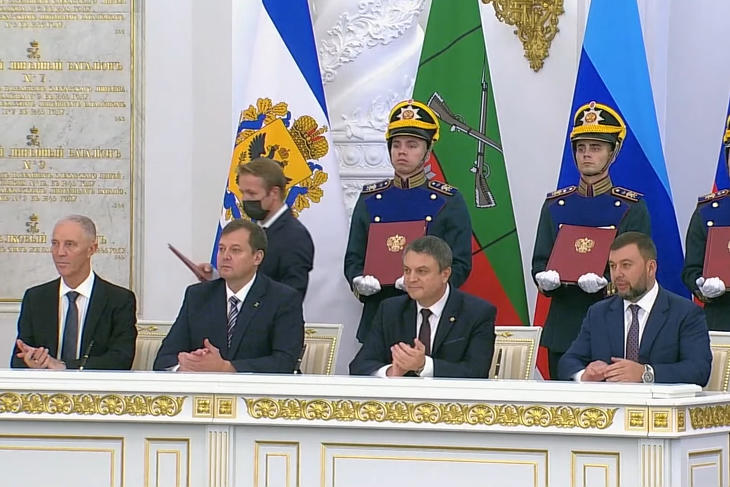 A négy, immár Oroszország által saját részének tekintett régió vezetője az alírási ceremónia közben. Fotó: Sky News