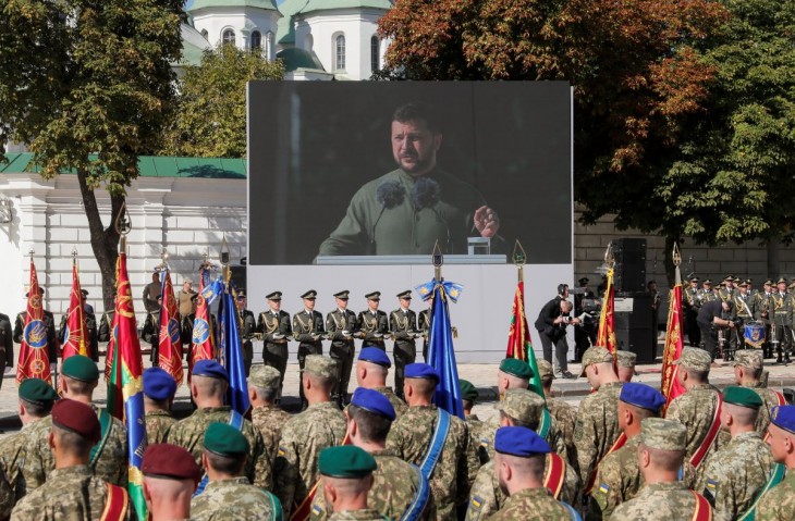 A függetlenség napja alkalmából beszédet mondó Volodimir Zelenszkij ukrán elnök látható az óriásképernyőn a kijevi Szent Szófia székesegyház előtt 2023. augusztus 24-én. Ukrajna 32 éve, 1991. augusztus 24-én vált függetlenné a Szovjetuniótól. Fotó: MTI/EPA