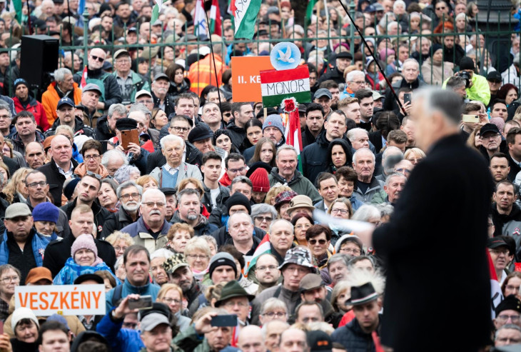Orbán Viktor és az arctalan tömeg