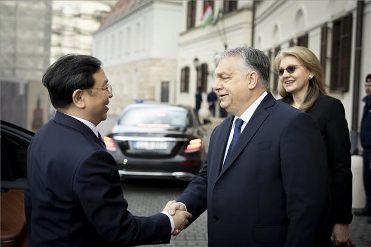 Orbán Viktor miniszterelnök fogadta Vang Csuan-fut, a BYD elnök-vezérigazgatóját a Karmelita kolostorban 2024. február 24-én.Fotó: MTI/Miniszterelnöki Sajtóiroda/Fischer Zoltán