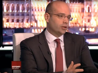 Tízmilliárdos csomagot rakott össze magának a fideszes politológus