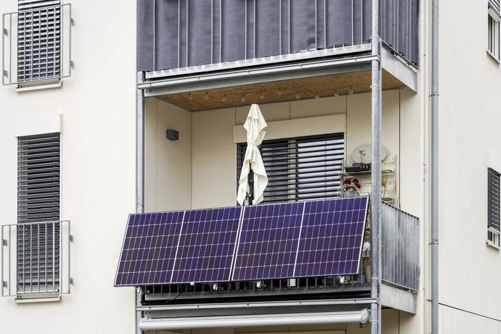 Már nemcsak a tetőkön, erkélyeken vannak napelemek