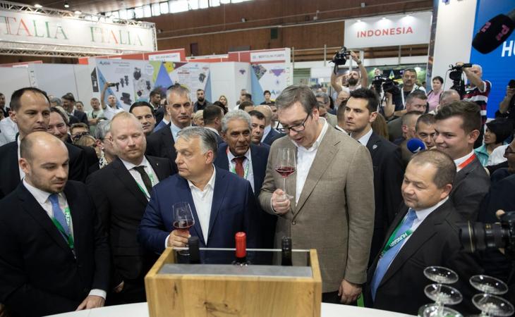 Orbán Viktor miniszterelnök és Aleksandar Vucic szerb államfő az általuk közösen megnyitott 89. Újvidéki Nemzetközi Mezőgazdasági Vásáron 2022. május 21-én. Fotó: MTI/Miniszterelnöki Sajtóiroda/Fischer Zoltán