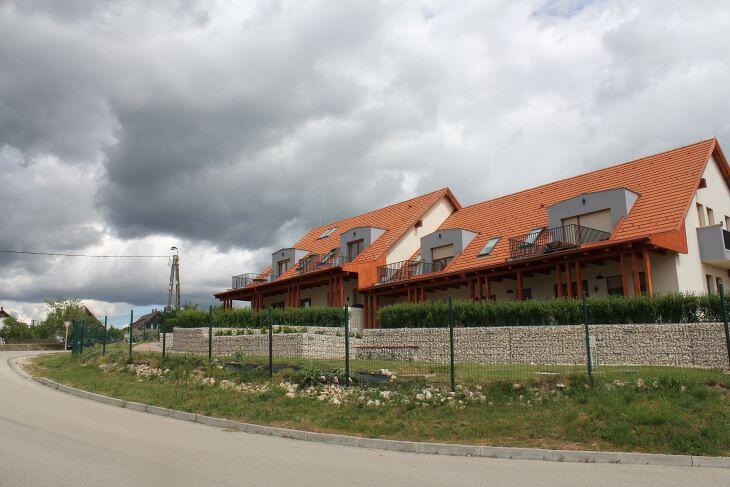 Új sorházi lakások Aszófőn