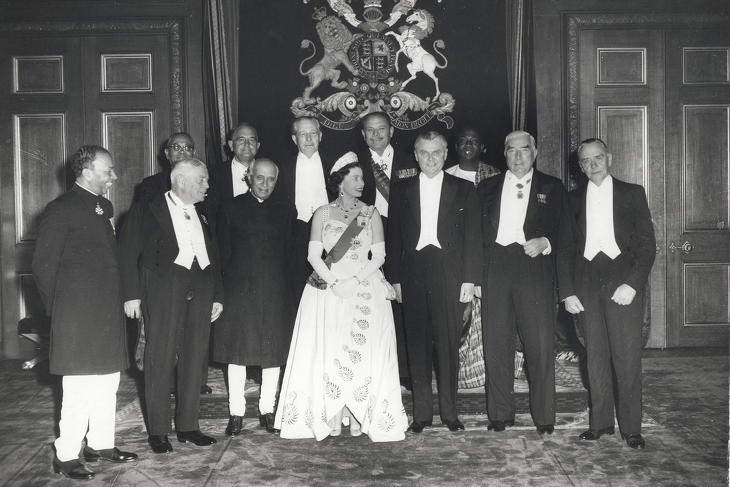 A királynő a Brit Nemzetközösséghez tartozó államok vezetőivel, köztük Ghána, Pakisztán, India, vagy éppen Malajzia elnökével 1960-ban. Tőlük is lett volna miért bocsánatot kérni. Fotó: Wikimedia