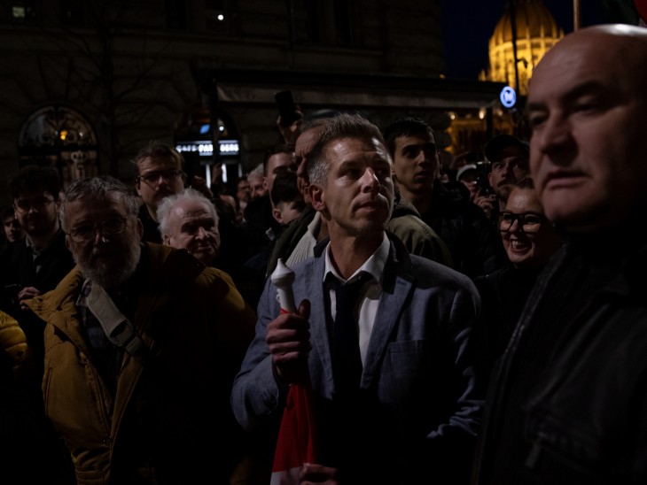 Magyar Péterrel sétál a tömeg a Kossuth tér felé