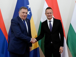 Szijjártó Péter külgazdasági és külügyminiszter (j) fogadja hivatalában Milorad Dodikot, a boszniai Szerb Köztársaság elnökét 2024. május 15-én. 