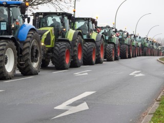 Traktorokkal zártak le tüntetők egy átkelőt a magyar határnál