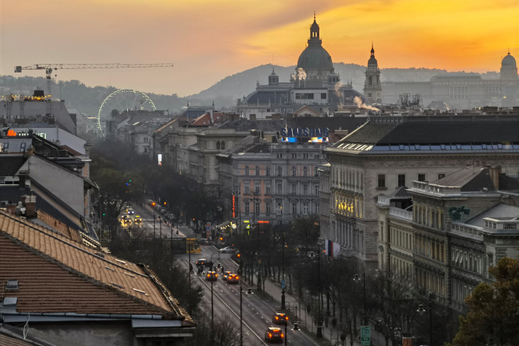 Az Andrássy út és környéke &ndash; alighanem az amerikai turisták is érzik Budapest varázsát