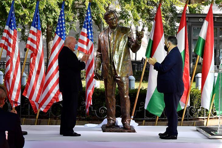 George H.W.Bush budapesti szobra (forrás: MTI)
