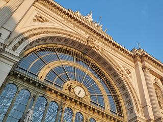 Kigyulladt egy mozdony a Keleti pályaudvaron, átterjedt a tűz egy másik mozdonyra