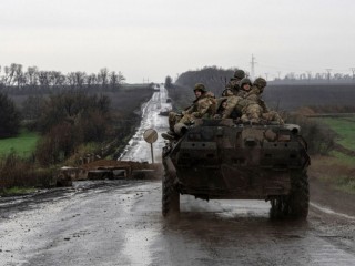 Ukrán katonák a kelet-ukrajnai Donyecki területen, Vuhledar közelében 2023. április 9-én. Fotó: MTI/AP