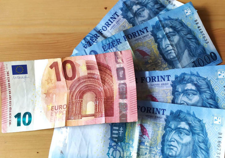 Ennyi - 400 forintra ugrott az euró árfolyama. Fotó: Király Béla/mfor.hu