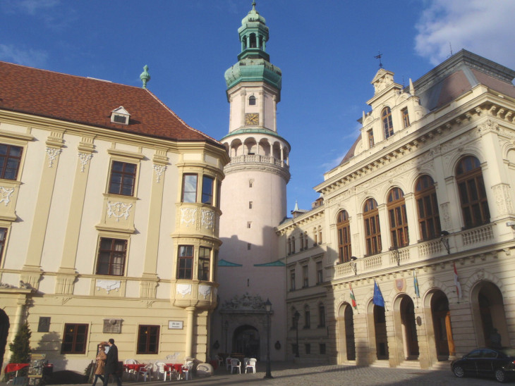 Sopron városában a Túztoronyból figyelték, hogy szükséges-e a tűzoltás