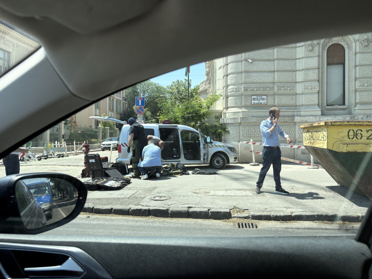A Lendvay utcában tűzszerészek sürögnek-forognak