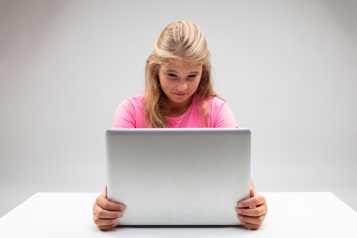13 éves lánynak álcázott automatizált chatbotokat hoztak létre. Fotó: Depositphotos