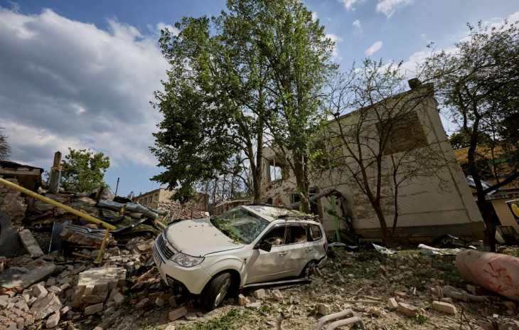 Romok között egy autó Harkivban 2024. június 23-án, miután az orosz hadsereg irányított légibombával csapást mért a kelet-ukrajnai nagyvárosra. Ukrán források szerint három ember életét vesztette, ötvenhat, köztük három gyermek, megsebesült