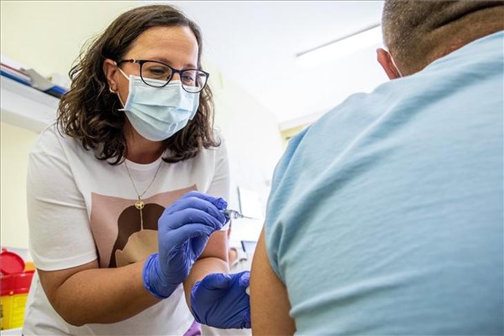 Fekete Beáta asszisztens beolt egy férfit a kínai Sinopharm koronavírus elleni vakcina harmadik, emlékeztető adagjával a békéscsabai Réthy Pál kórházban 2021. augusztus 4-én. (Fotó: MTI/Rosta Tibor)