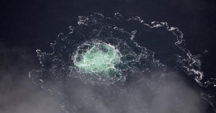 A felrobbantott Északi Áramlatból előtörő gáz a Balti-tengeren 2022. szeptemberben