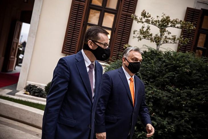 Maradnak a vétónál: Orbán Viktor és Mateusz Morawiecki a Karmelita kolostorban 2020. november 26-án. MTI/Miniszterelnöki Sajtóiroda/Fischer Zoltán