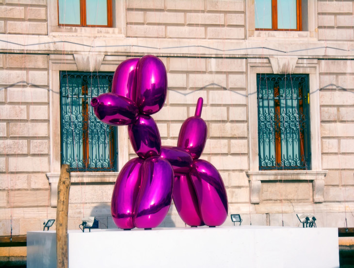 Jeff Koons léggömb kutyára hajazó szobra Velencében. Egy a 799-ből