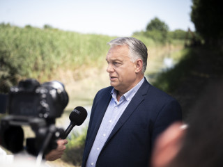 Orbán Viktor miniszterelnök nyilatkozik a sajtónak Dunapatajon, ahol aszályvédelmi helyszíni szemlét tartott 2025. július 3-án.