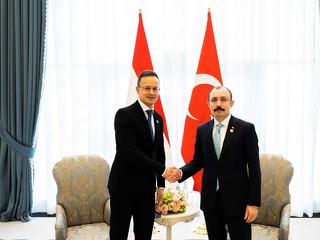 A török kereskedelmi miniszterrel tárgyalt Szijjártó Péter