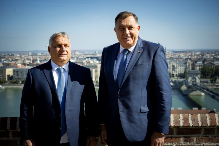 Orbán Viktor miniszterelnök fogadja Milorad Dodikot, a boszniai Szerb Köztársaság elnökét a Karmelita kolostorban 2023. október 2-án. Fotó: MTI/Miniszterelnöki Sajtóiroda/Fischer Zoltán