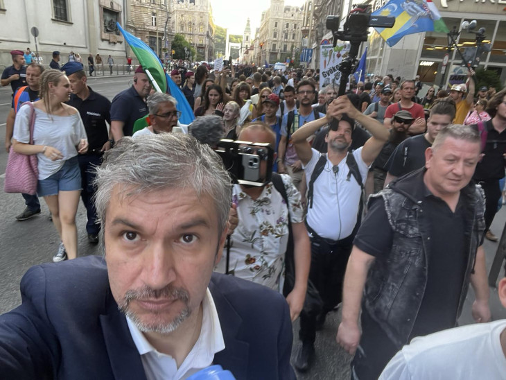 Hadházy Ákos nem csak kérdez