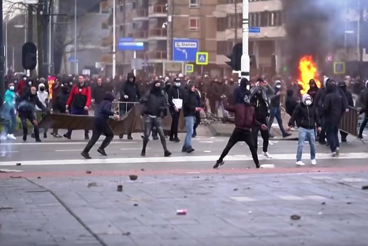 Dühöngő ifjúság: karantén-ellenes tüntetők a hollandiai Eindhovenben 2020. január 25-én. (Youtube/Guardian/printscreen)
