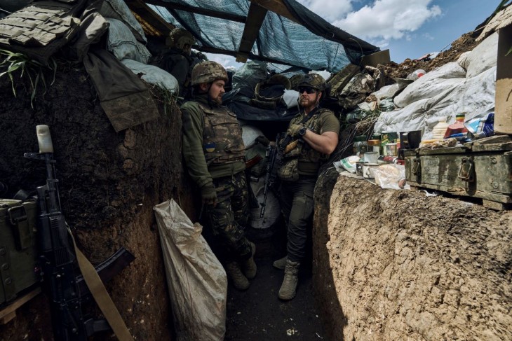 Ukrán katonák egy lövészárokban az orosz erőkkel folytatott harcok alatt a Donyecki területen fekvő kelet-ukrajnai Bahmutban 2023. május 22-én. Fotó: MTI/AP