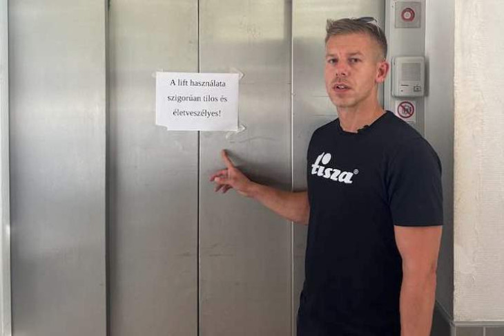 Magyar Péter egy működésképtelen kórházi liftnél