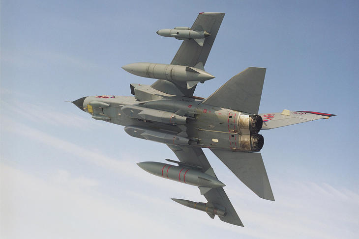 Egy brit Tornado harci repülőgép, a törzs alján két SCALP-rakétával. Fotó: Wikimedia