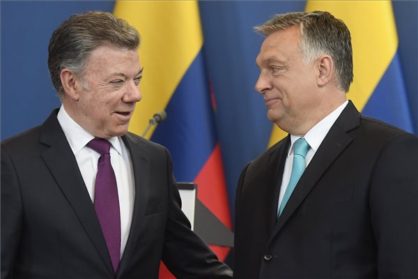 Juan Manuel Santos kolumbiai államfő (b) és Orbán Viktor miniszterelnök a megbeszélésüket követően tartott sajtótájékoztatón az Országházban 2018. május 11-én. (MTI / Kovács Tamás)