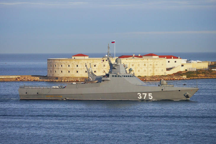 Az orosz Fekete-tengeri Flotta egy Vaszilij Bikov osztályú korvettje Szevasztopol kikötőjében. Gond van a felfegyverzésükkel. Fotó: Wikipedia
