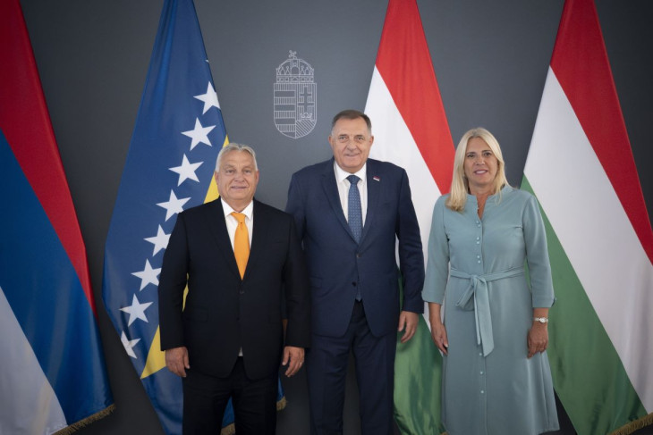 A Miniszterelnöki Kommunikációs Főosztály által közreadott képen Orbán Viktor miniszterelnök fogadja Milorad Dodikot, a bosznia-hercegovinai Szerb Köztársaság elnökét és Zeljka Cvijanovicot, a bosznia-hercegovinai államelnökség szerb tagját a Karmelita kolostorban 2025. szeptember 22-én