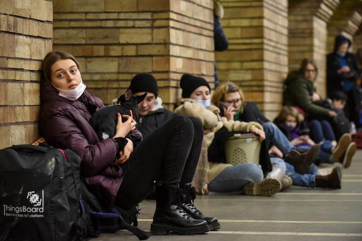 A metróállomást óvóhelyként használó emberek Kijevben. Fotó: MTI/EPA