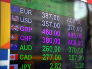 Kapaszkodjon meg: csaknem hároméves csúcson jár a forint