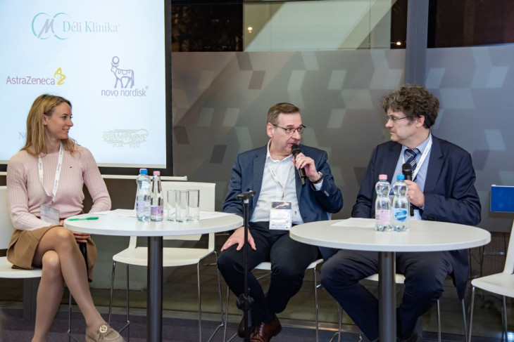 Reaktív gyógyászat helyett több prevenció kellene &ndash; középen Dr. Skorán Ottó, jobb oldalt Dr. Zrubka Zsombor, bal oldalt Szlankó Anna
